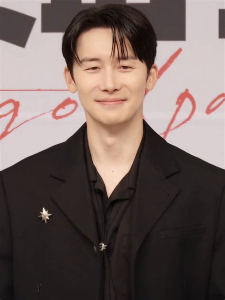 Kim Jun-han: A Rising Star in the K-Pop Industry