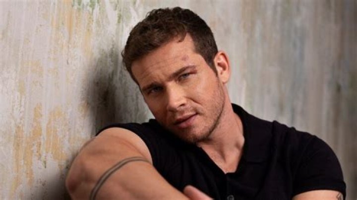 Oliver Stark: Meet His Famous Twin!